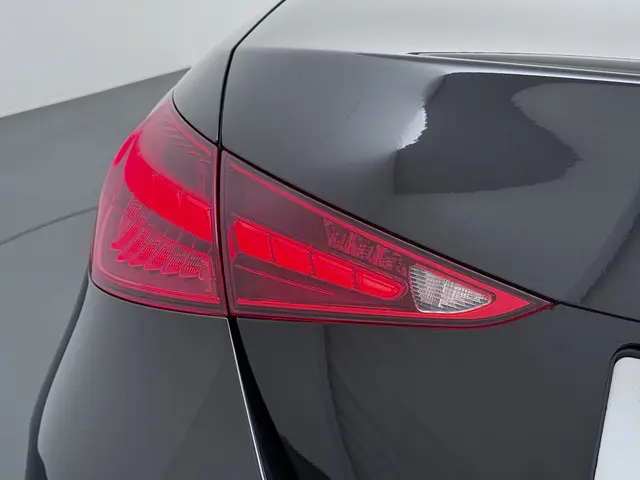 Mercedes-Benz C-klasse 200 AMG // Panoramadak // Trekhaak // Carplay // Camera // Nightpakket // Ala...