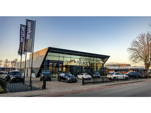 BMW 5-serie 520i 184pk M-sport Schuifdak *BTW* Comfortstoelen Elektrische klep Sfeerverlichting NLau...