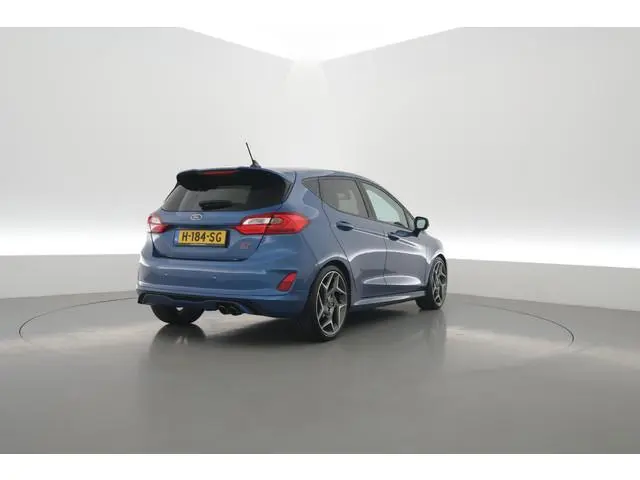 Ford Fiesta 1.5 EcoBoost ST-3 200PK | Rijklaar! | Recaro Sportstoelen | Camera+PDC | Winterpakket |...