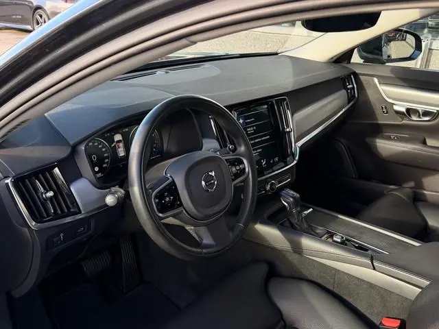 Volvo V90 2.0 T4 Momentum | Apple Carplay | ACC | Elek. Trekhaak | Stoel/Stuurverwarming | Achterban...