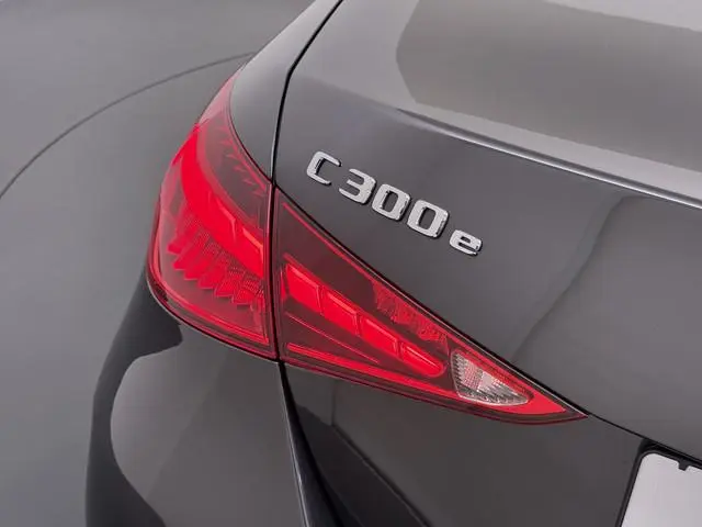 Mercedes-Benz C-klasse 300e AMG // Trekhaak // Memory // 360 Camera // Keyless // Digital Light // P...