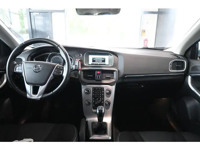 Volvo V40 2.0 T2 Momentum Nap Clima Cruise control Trekhaak Navigatie Stoelverwarming Goed onderhoud...