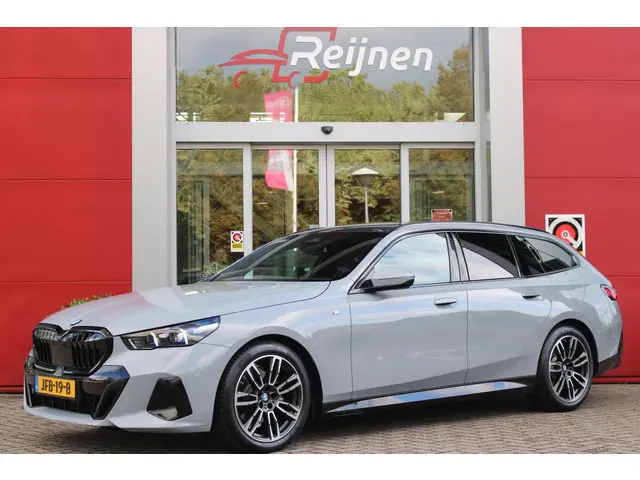 BMW 5-serie Touring 520i M-SPORT | PANORAMA DAK | TREKHAAK ELEKTRISCH WEGKLAPBAAR | HARMAN KARDON AU...