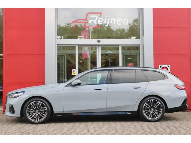 BMW 5-serie Touring 520i M-SPORT | PANORAMA DAK | TREKHAAK ELEKTRISCH WEGKLAPBAAR | HARMAN KARDON AU...