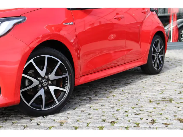 Toyota Yaris 1.5 Hybrid Launch Edition 17"lm Velgen, Led, JBL, HUD,BSM