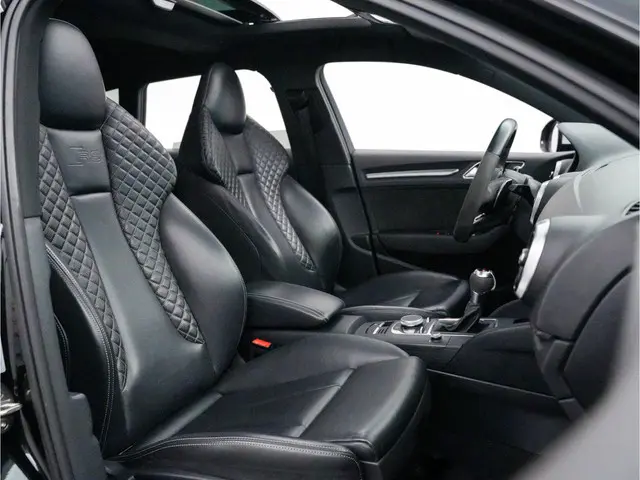 Audi RS3 Sportback 2.5 TFSI 550pk quattro Panoramadak, Carbon intake, Schaalstoelen, Dealer-onderhou...