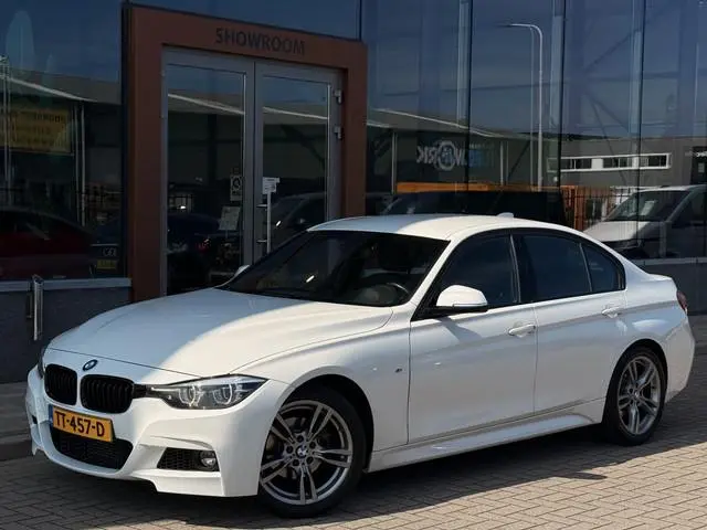 BMW 3-serie 318i M Sport Edition | Cruise | Leder | Stoelverwarming | LED |