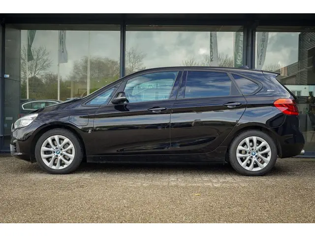 BMW 2-serie Active Tourer 225xe iP Executive / PDC / Stoelverwarming / LED / Elek Klep
