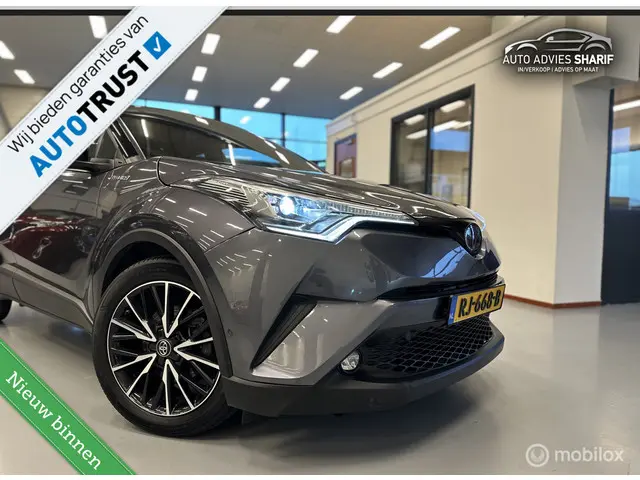 Toyota C-HR 1.8 Hybrid Bi-Tone Camera|Trekh|Navi|Cruise|JBL!