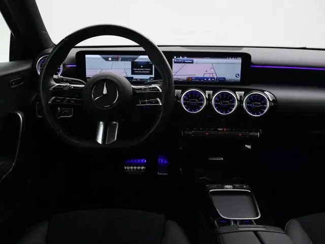 Mercedes-Benz A-klasse 180 STAR EDITION AMG LINE LIMITED + PANORAMA | SFEERVERLICHTING | 19 INCH LMV...