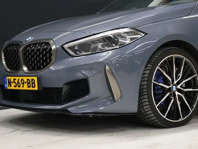 BMW 1-serie M135i xDrive M Sport [SCHUIFKANTELDAK, ADAPTIVE CRUISE CONTROL, APPLE CARPLAY, ANDROID AUTO, HUD, ACHTERUITRIJCAMERA, PDC V+A, STOELVERWARMING, STUURVERWARMING, BMW LED, NIEUWSTAAT]