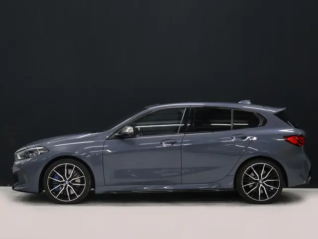 BMW 1-serie M135i xDrive M Sport [SCHUIFKANTELDAK, ADAPTIVE CRUISE CONTROL, APPLE CARPLAY, ANDROID AUTO, HUD, ACHTERUITRIJCAMERA, PDC V+A, STOELVERWARMING, STUURVERWARMING, BMW LED, NIEUWSTAAT]