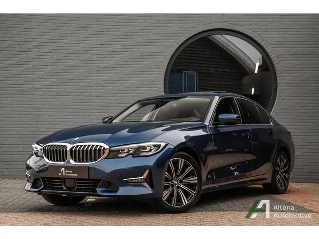 BMW 3-serie 320i xDrive High Executive Luxury line, trekhaak, schuifdak, driving assistant, parking...