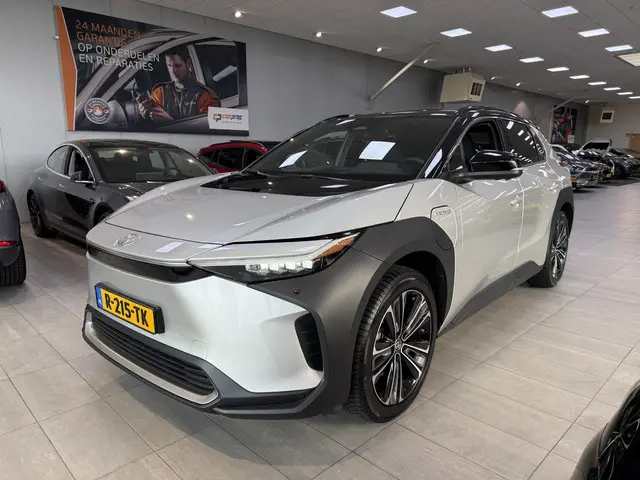 Toyota bZ4X Launch Edition Premium 71 kWh Trekhaak - Cruise Controle Adaptief - Stoelverwarming
