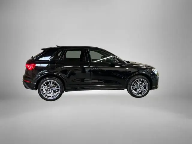 Audi Q3 45 TFSIe 180kW/245PK S Line · Trekhaak · Camera + Parkeersensoren · Apple/Android Car Play ·...