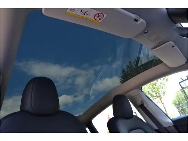 Tesla Model Y Long Range RWD 75 kWh Trekhaak, AutoPilot4.0 (FSD 99,- p/mnd)