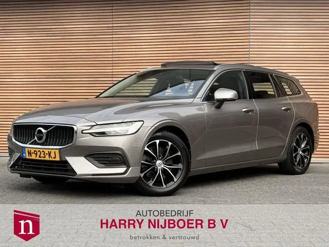 Volvo V60 2.0 B3 Core Panodak / Trekhaak / Camera / Harmen/Kardon / All Season