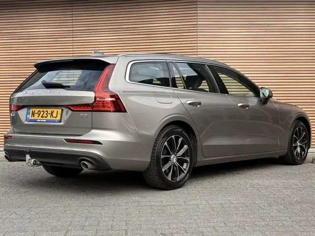 Volvo V60 2.0 B3 Core Panodak / Trekhaak / Camera / Harmen/Kardon / All Season
