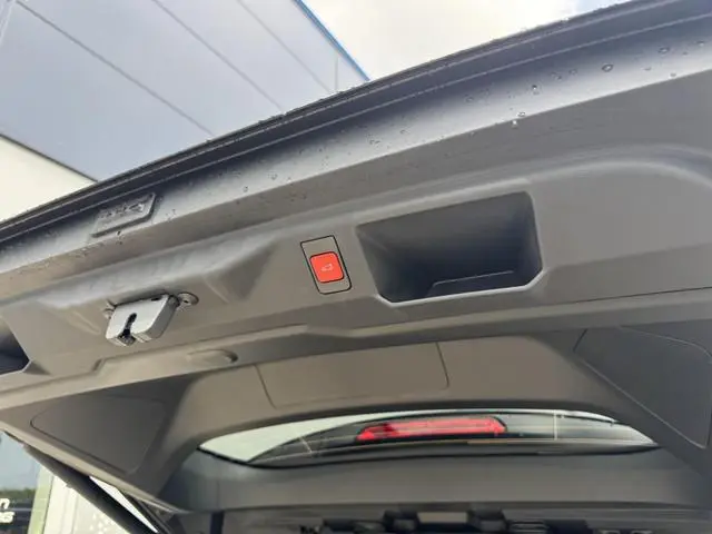 Peugeot e-5008