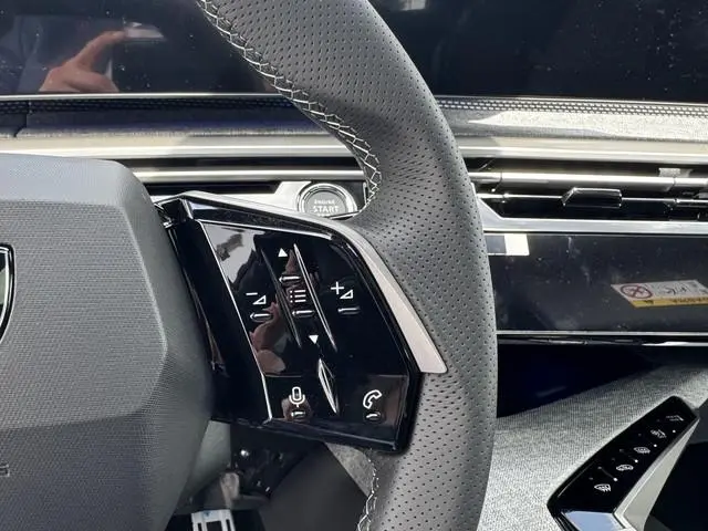Peugeot e-5008