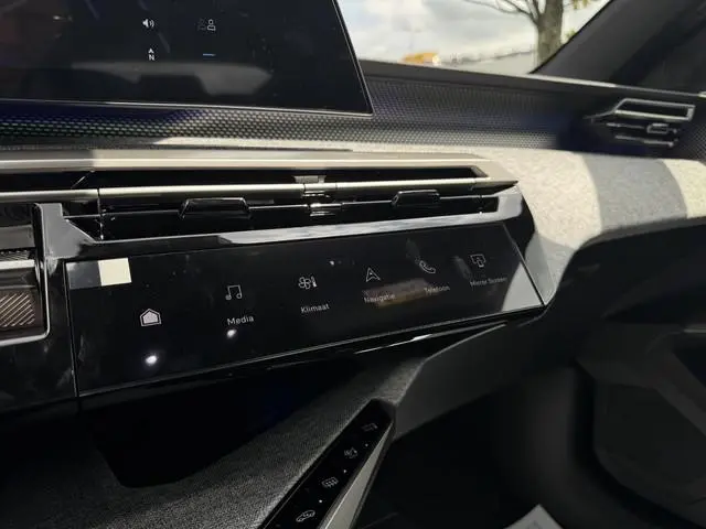 Peugeot e-5008