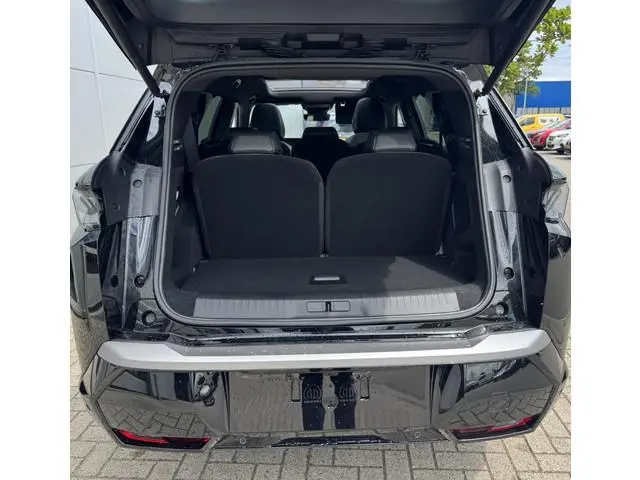 Peugeot e-5008