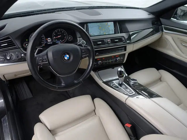 BMW 5-serie 520i Luxury Edition Aut- Memory Seats, Xenon Led, Sfeerverlichting, Stoelverwarming, Dea...
