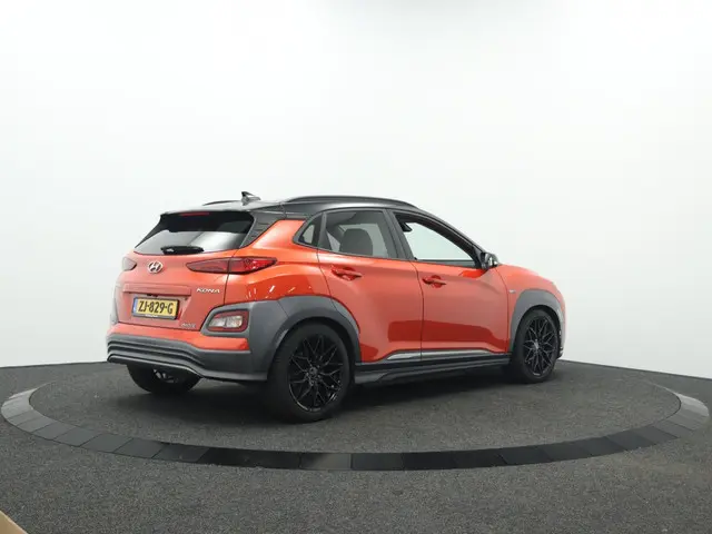 Hyundai Kona EV Premium Sky Sport 64 kWh | Verlaagd |  Leder | Navigatie | Ca
