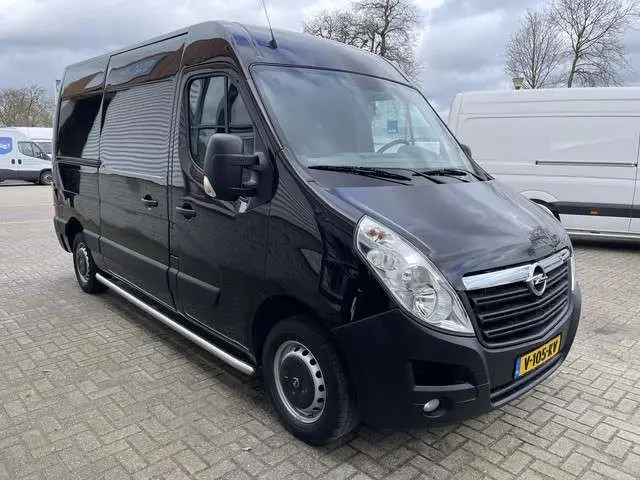 Opel Movano 2.3 CDTI 130pk L2H2 / vaste prijs rijklaar € 17.950 ex btw / lease vanaf € 366 / airco / cruise / navigatie / pdc achter / zwart metallic / geveerde chauffeurs stoel !