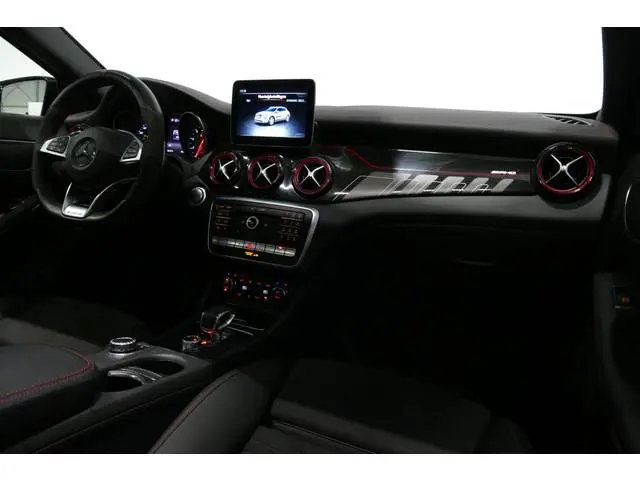 Mercedes-Benz GLA-klasse AMG 45 4MATIC Premium Plus / UNIEK / Panoramadak / AMG Performance sport-ui...