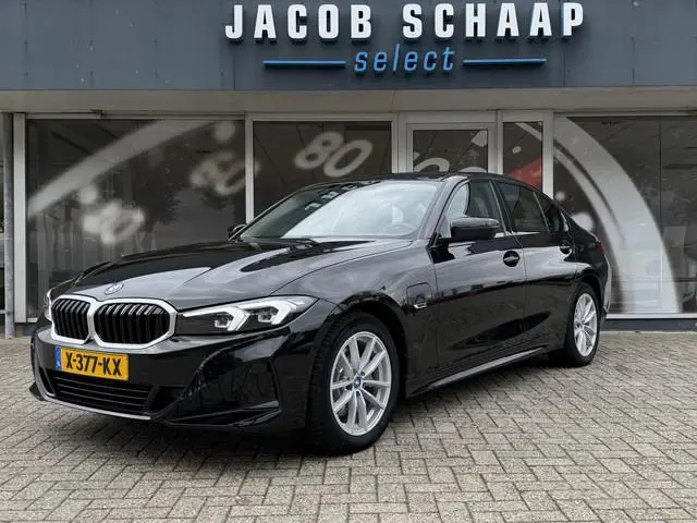 BMW 3-serie 320e PHEV / Camera / Leder / Carplay / Sensoren / Cruise /