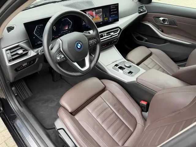 BMW 3-serie 320e PHEV / Camera / Leder / Carplay / Sensoren / Cruise /