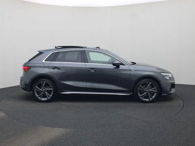 Audi A3 Sportback 40 TFSIe 150kW/204PK S Edition · Panoramadak · Leder · Trekhaak · Garantie t/m 07-...