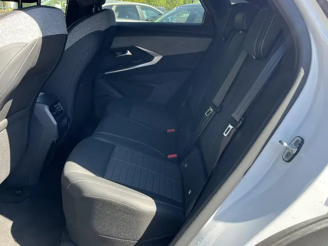 Peugeot e-3008