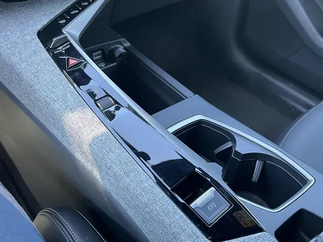 Peugeot e-3008