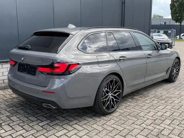BMW 5-serie Touring 530e High Executive 20"/Leder/Camera/Stoelverwarming/Sfeerverlichting/Apple Carp...