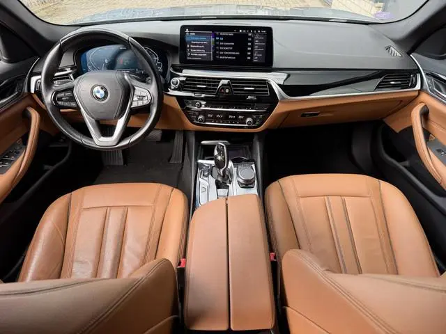 BMW 5-serie Touring 530e High Executive 20"/Leder/Camera/Stoelverwarming/Sfeerverlichting/Apple Carp...