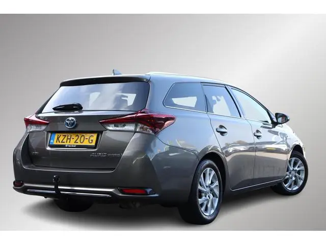 Toyota Auris 1.8 Hybrid Dynamic, Trekhaak, LM velgen, Cruise control, Privacy glass.