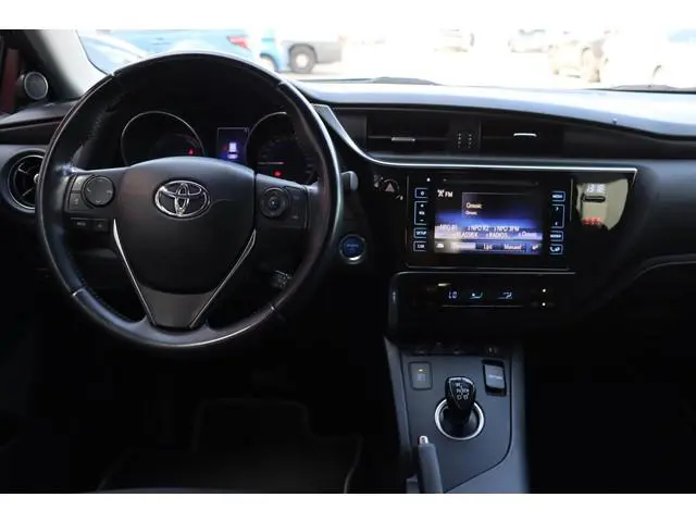 Toyota Auris 1.8 Hybrid Dynamic, Trekhaak, LM velgen, Cruise control, Privacy glass.