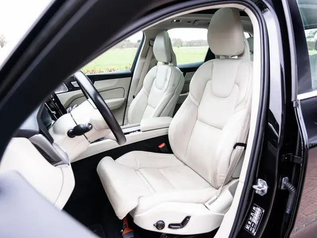 Volvo XC60 2.0 T5 AWD Inscription | 1 eig | Luchtvering | Elek Trekhaak | B&W Surround Sound | 360ca...