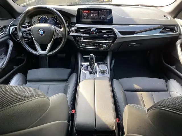 BMW 5-serie Touring 520i Corporate Lease Executive Elek trekhaak / Sport Stoelen / Camera / Elek tre...