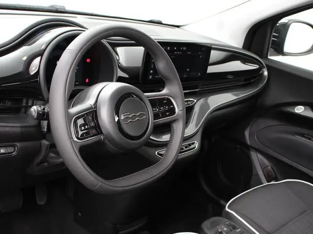 Fiat 500e Berline 42 kWh Automaat Climate control Cruise control Achteruitrijcamera Led Navigatie Ap...