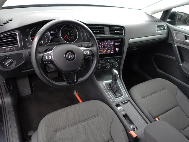 Volkswagen e-Golf Highline Aut- CarPlay, Dynamic Select, Park Assist, Led, Stoelverwarming, Ada Crui...