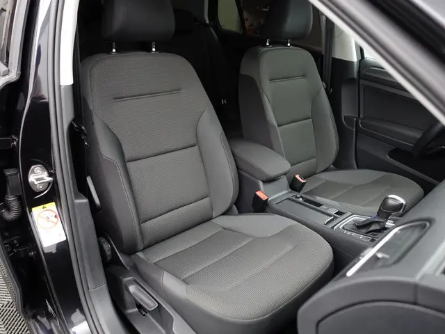 Volkswagen e-Golf Highline Aut- CarPlay, Dynamic Select, Park Assist, Led, Stoelverwarming, Ada Crui...