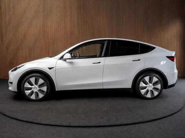 Tesla Model Y Long Range Dual - Motor AWD 351 pk Navi Camera Leer Warmtepomp ACC Autopilot PDC Elekt...