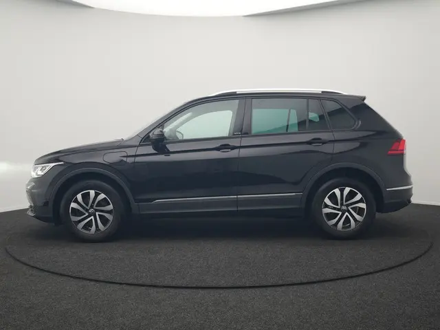 Volkswagen Tiguan 1.4 TSI eHybrid Active Plug In Hybrid 245pk Dealer O.H PHEV | Adaptive Cruise | Ca...