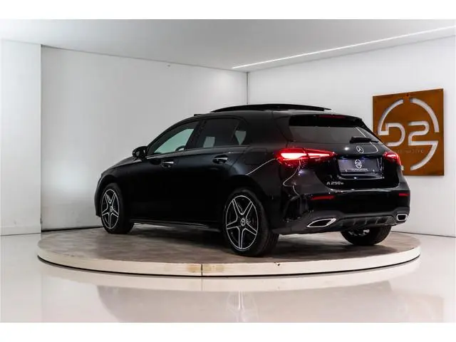 Mercedes-Benz A-klasse 250 e Premium AMG Facelift 218PK | Pano | Sfeer | Keyless | Carplay | 12 MND...