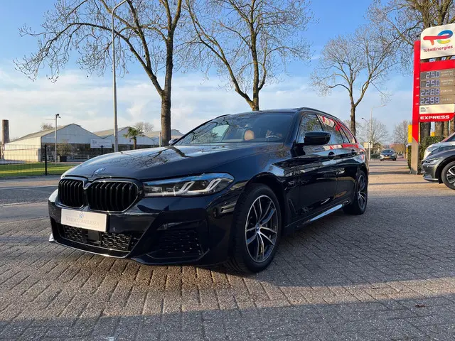 BMW 5-serie Touring 530e xDrive M-Sport Pano Trekhaak HUD Laser Camera
