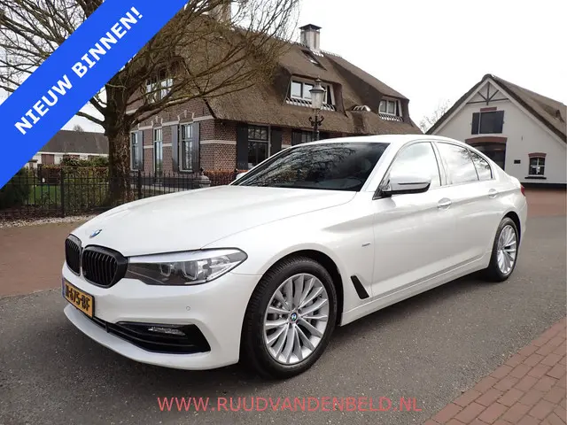 BMW 5-serie 530d xDrive Luxery Line SCHUIFDAK / CRUISE / CARPLAY / SPORTLEER / NAVI
