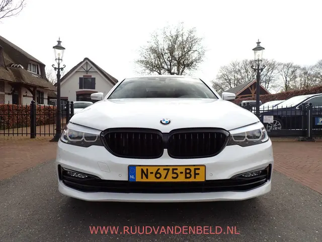 BMW 5-serie 530d xDrive Luxery Line SCHUIFDAK / CRUISE / CARPLAY / SPORTLEER / NAVI